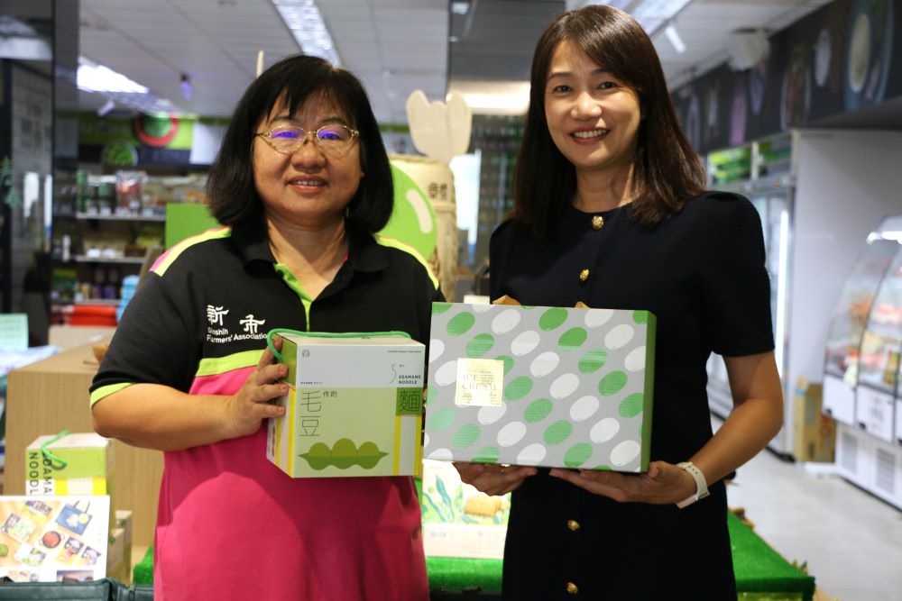 臺南新市農會總幹事李美嬅(右)、農民直銷站店長方美華(左)推廣毛豆產品不遺餘力。