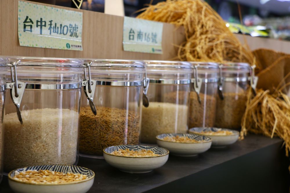 臺南新市農民直銷站的陳列用心，將食農教育融入其中。