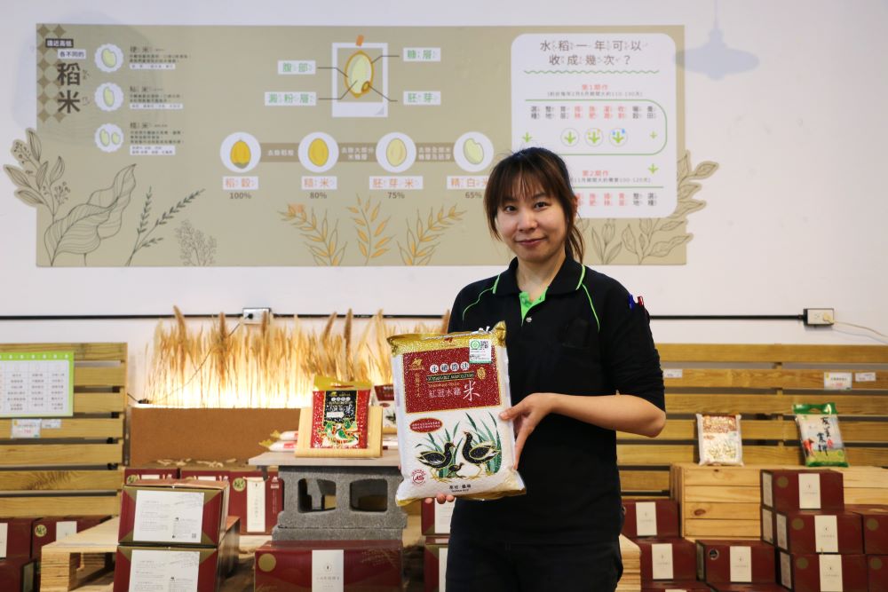 斗南農民直銷站店長張沛瑾指出，農會特別著重食安，以實際行動保護環境生態。