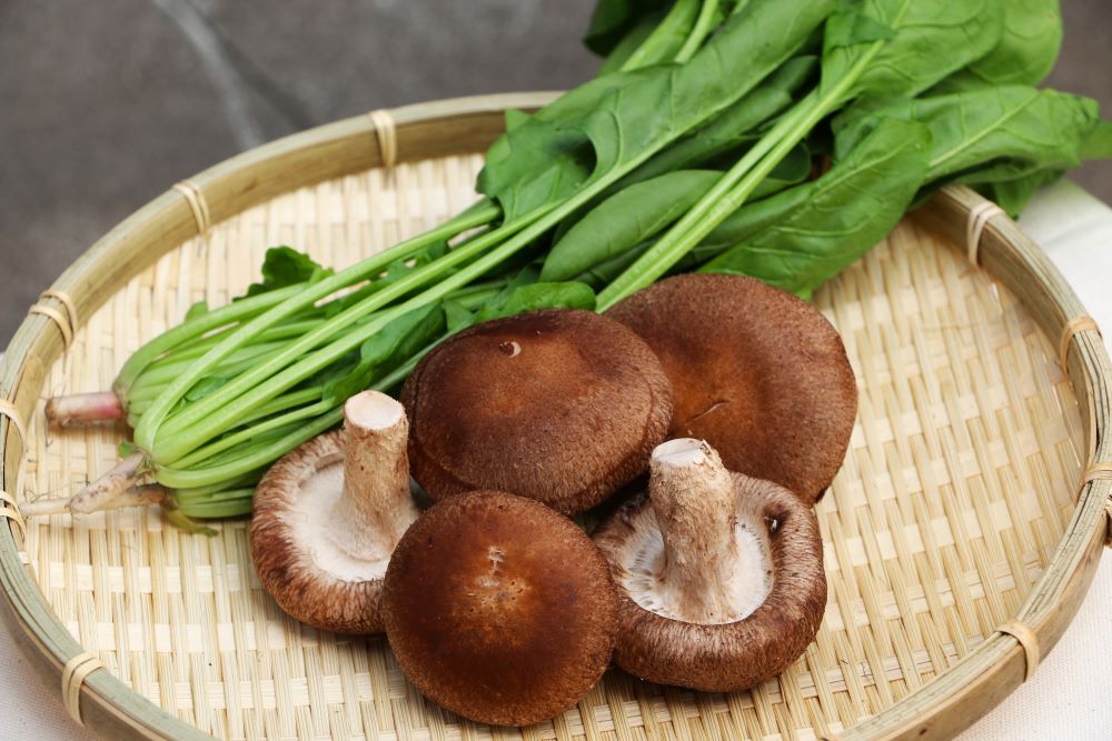 深綠色蔬菜與富含維生素D的香菇一起吃，可以幫助鈣質吸收。