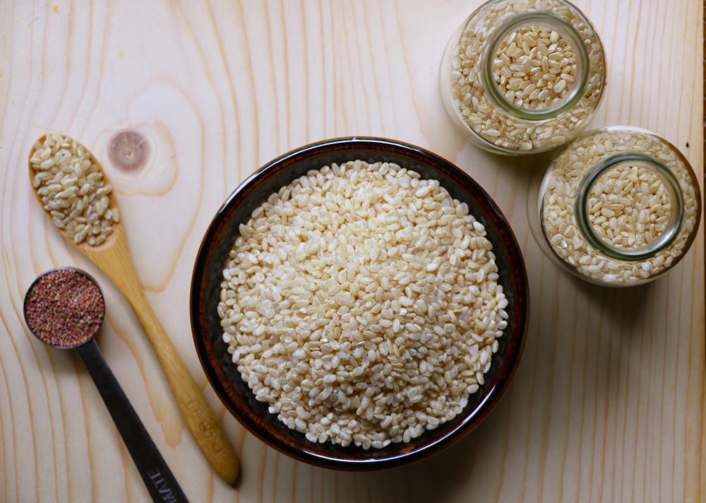 全穀類的胚芽中含有豐富的維生素E，如紅藜、糙米、胚芽米等。