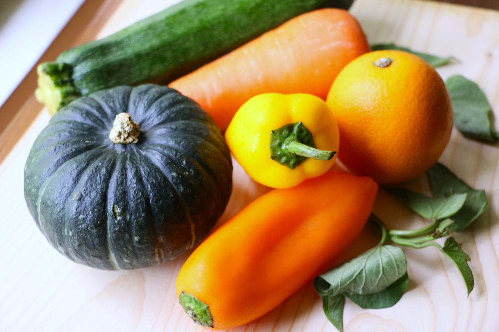 深綠色及橘黃色系蔬果含有豐富的葉黃素及玉米黃素。